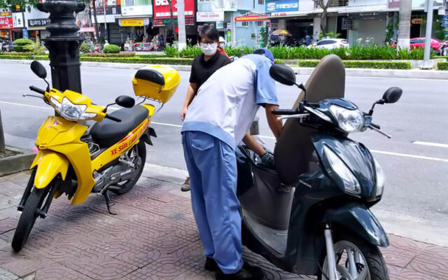 Thợ sửa xe Minh Thành Motor đang kiểm tra và sửa chữa xe máy tại nhà khách hàng