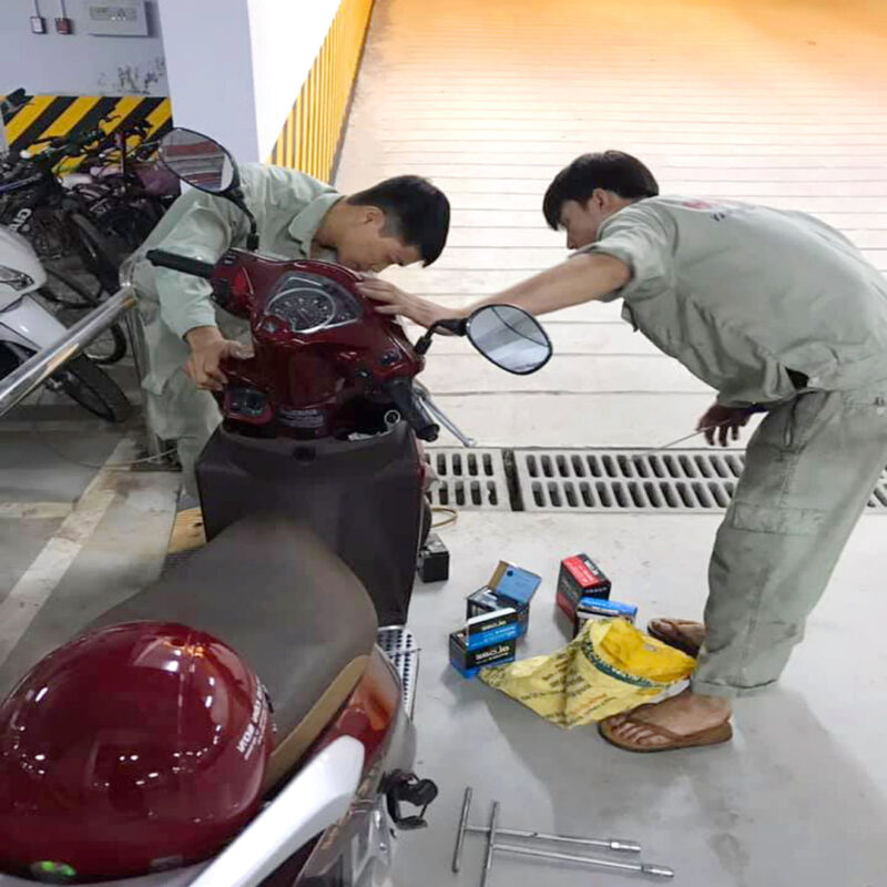 Kỹ thuật viên Minh Thành Motor đang kích bình ắc quy xe máy tận nơi