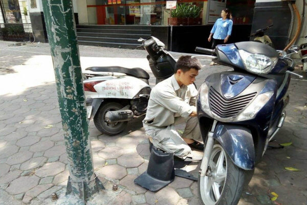 Thợ cứu hộ xe máy Minh Thành Motor đang sửa xe tại Quận 3