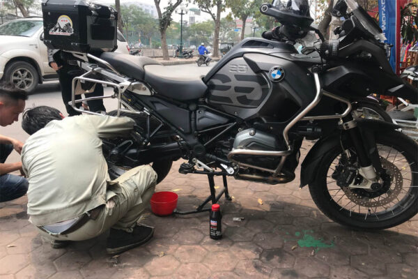 Xe máy bị chết máy giữa đường tại Quận 3 cần cứu hộ