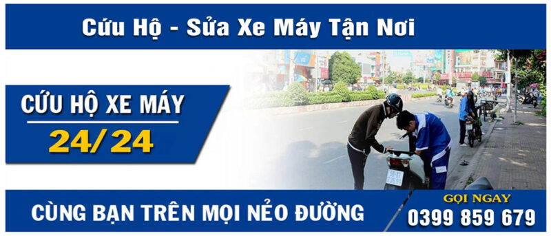 Thợ sửa xe máy cứu hộ tại chỗ Hà Nội của Minh Thành Motor đang kiểm tra xe bị chết máy giữa đường