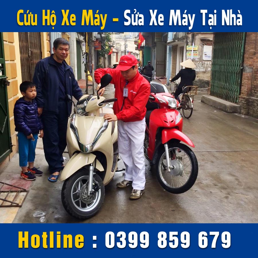 "Thợ sửa xe máy Minh Thành Motor đang sửa xe tại nhà khách hàng"