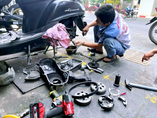 Thợ cứu hộ xe máy tại Cầu Giấy sửa xe bị hỏng dọc đường